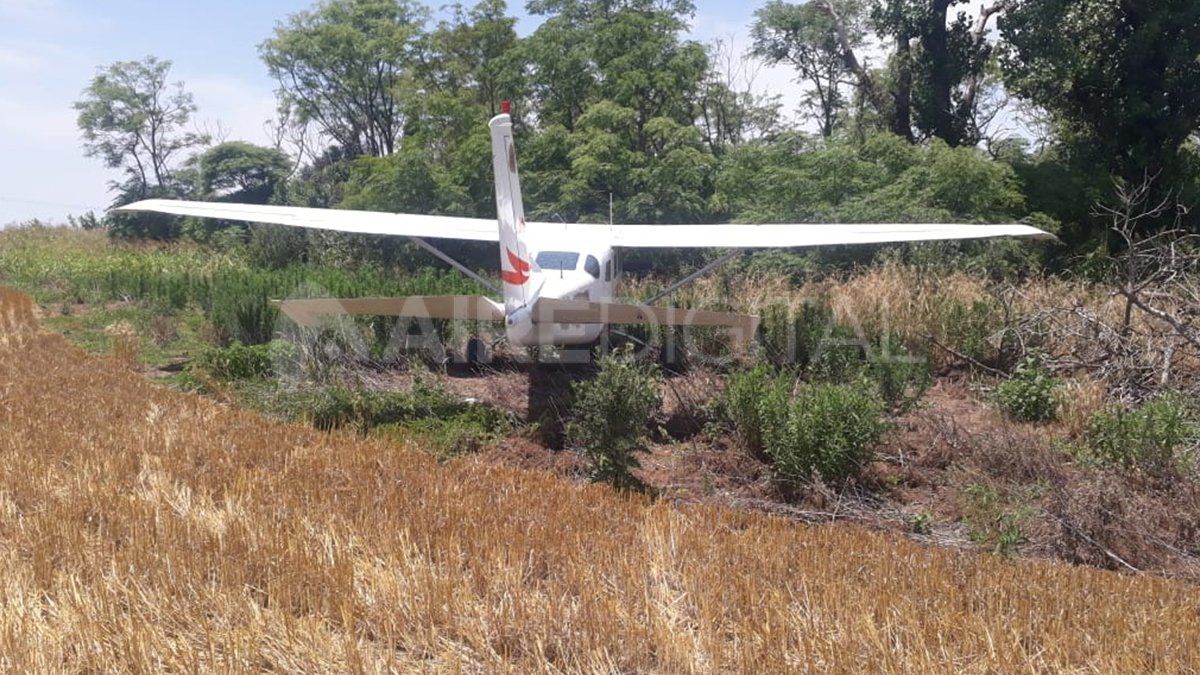Entre malezas, así estaba la avioneta de Bolivia.