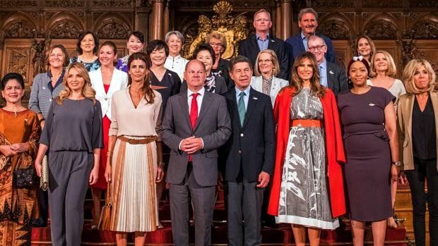 El alcalde de Hamburgo con los consortes de los jefes de Estado del G20.