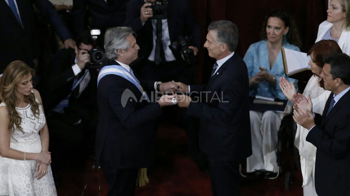 Mauricio Macri le entregó a Alberto Fernández la banda y el bastón presidencial.