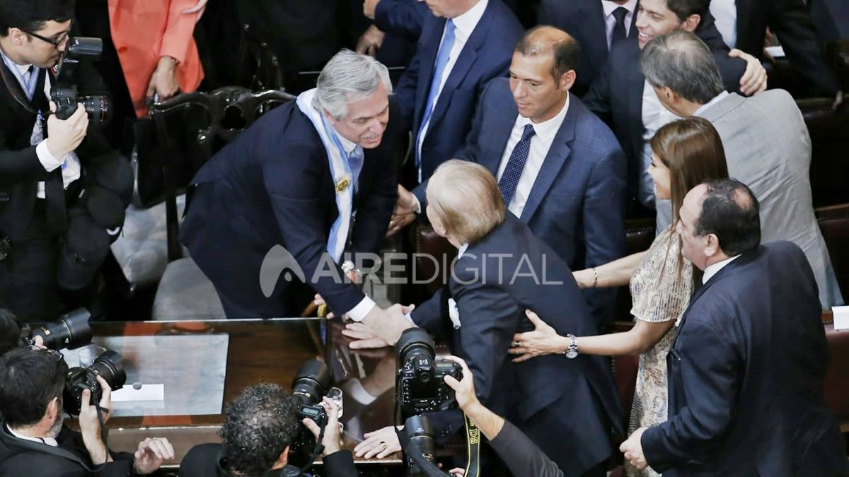 Alberto Fernández saluda al expresidente y actual senador nacional, Carlos Saúl Ménem