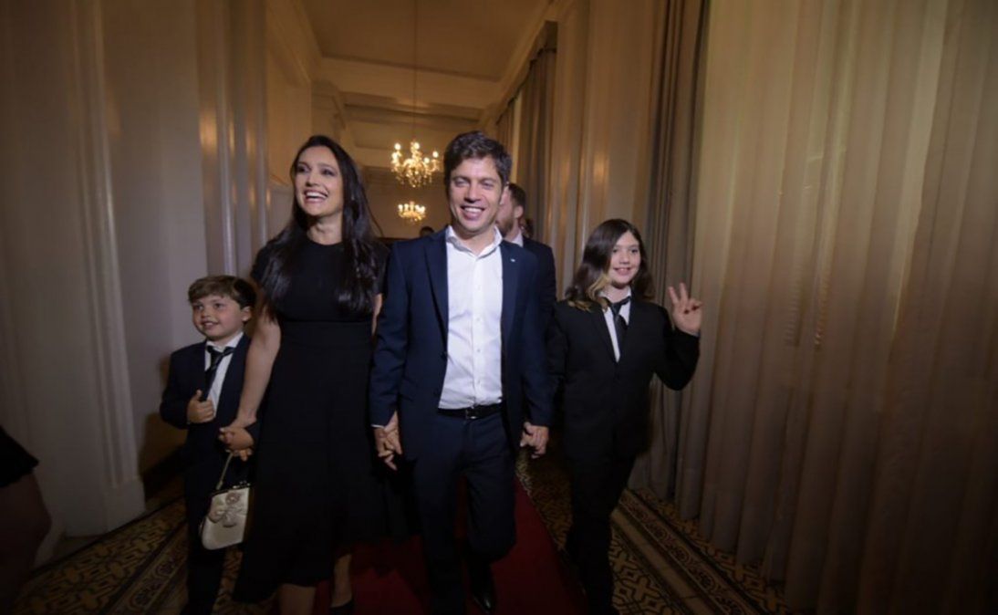 Kicillof arribó a las 10.30, acompañado por su mujer y sus dos hijos.