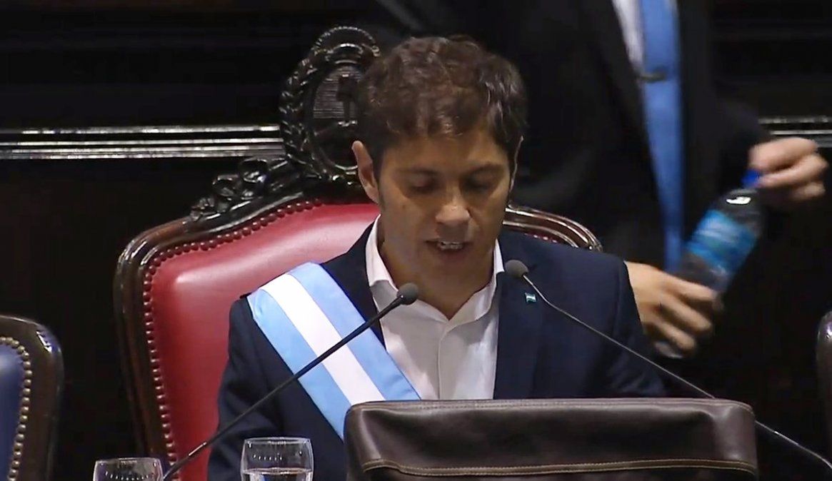 kicillof pronunciando su primer discurso como gobernador de la provincia de Buenos Aires.