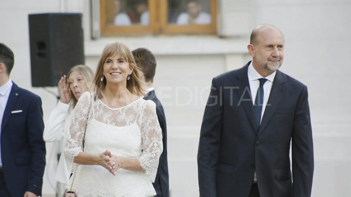 Omar Perotti y Alejandra Rodenas llegaron a la Legislatura minutos después de las 18:30 Omar Perotti y Alejandra Rodenas llegaron a la Legislatura minutos después de las 18:30