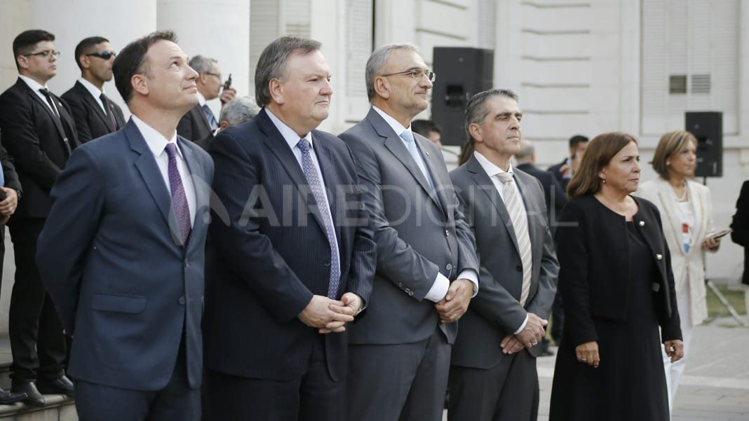 Omar Perotti y Alejandra Rodenas llegaron a la Legislatura minutos después de las 18:30 Omar Perotti y Alejandra Rodenas llegaron a la Legislatura minutos después de las 18:30