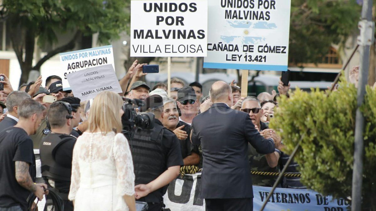 Omar Perotti y Alejandra Rodenas llegaron a la Legislatura minutos después de las 18:30 Omar Perotti y Alejandra Rodenas llegaron a la Legislatura minutos después de las 18:30