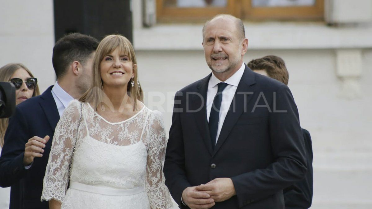 Omar Perotti y Alejandra Rodenas llegaron a la Legislatura minutos después de las 18:30 Omar Perotti y Alejandra Rodenas llegaron a la Legislatura minutos después de las 18:30
