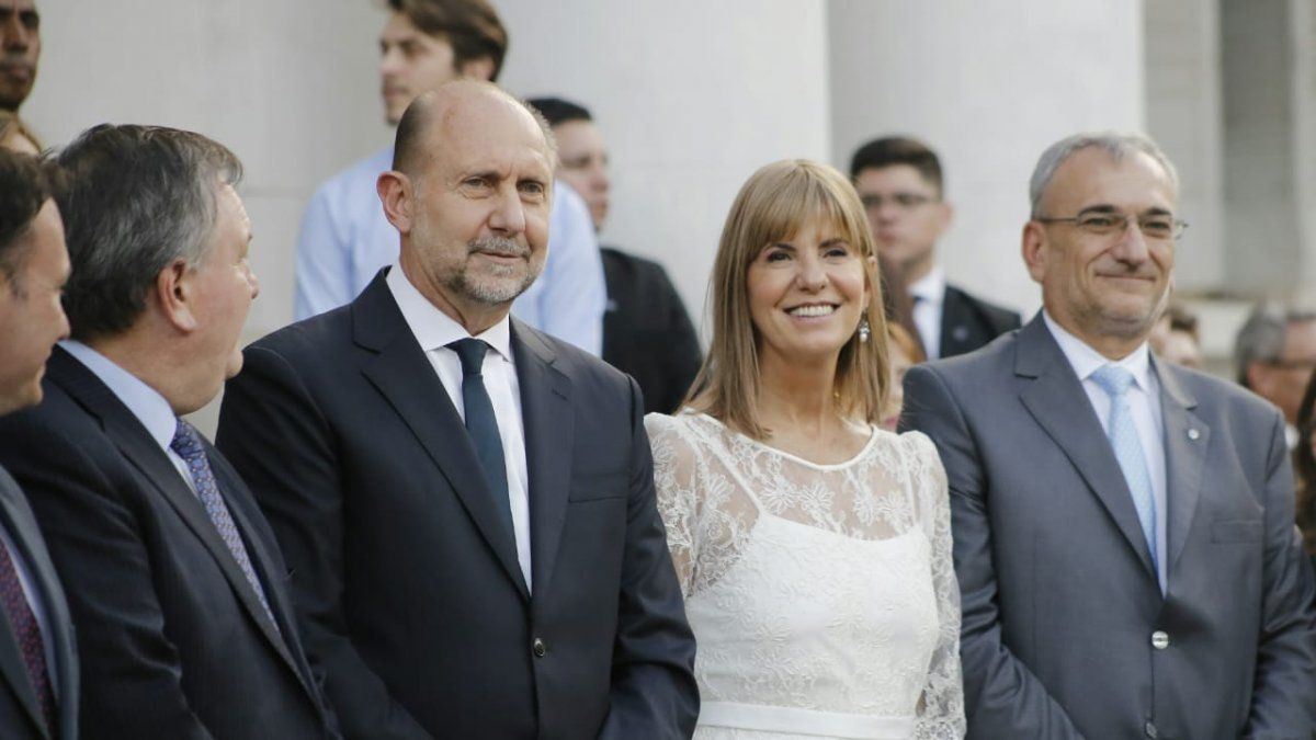 Omar Perotti y Alejandra Rodenas llegaron a la Legislatura minutos después de las 18:30 Omar Perotti y Alejandra Rodenas llegaron a la Legislatura minutos después de las 18:30