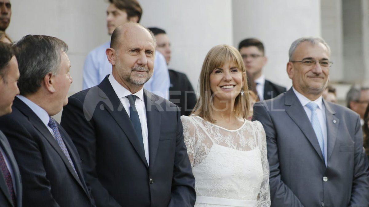 Omar Perotti y Alejandra Rodenas llegaron a la Legislatura minutos después de las 18:30 Omar Perotti y Alejandra Rodenas llegaron a la Legislatura minutos después de las 18:30