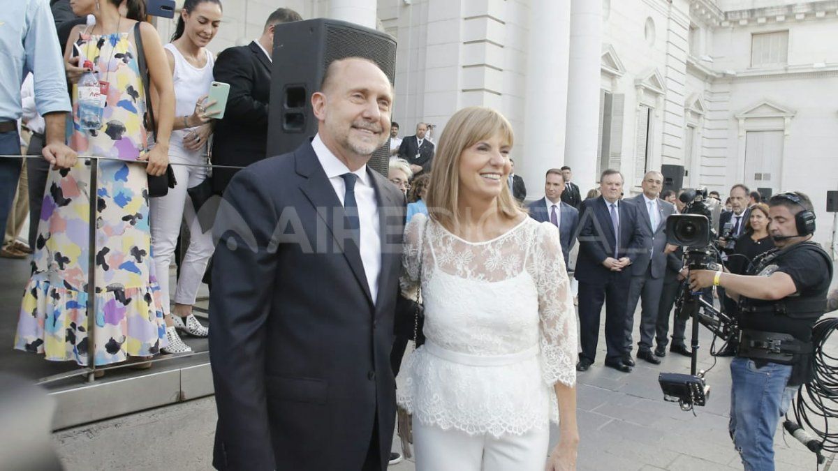 Omar Perotti y Alejandra Rodenas llegaron a la Legislatura minutos después de las 18:30 Omar Perotti y Alejandra Rodenas llegaron a la Legislatura minutos después de las 18:30