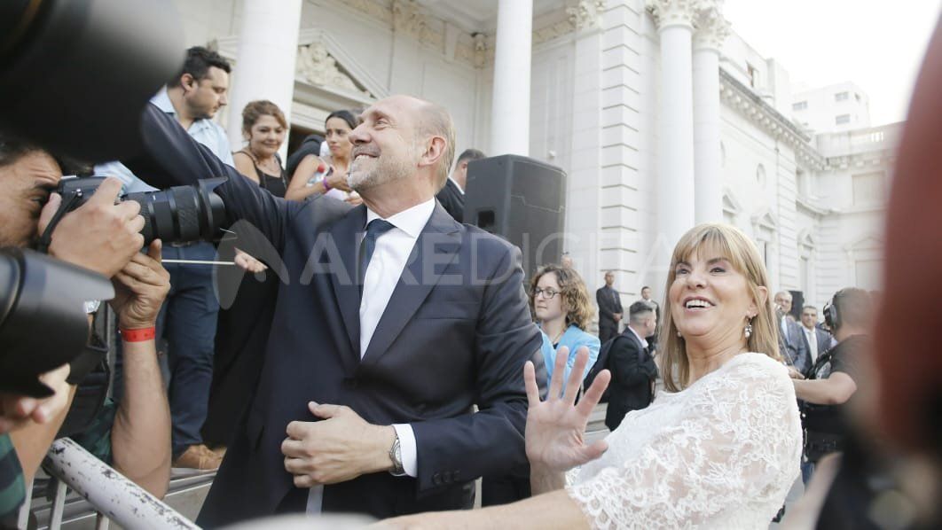 Omar Perotti y Alejandra Rodenas llegaron a la Legislatura minutos después de las 18:30 Omar Perotti y Alejandra Rodenas llegaron a la Legislatura minutos después de las 18:30