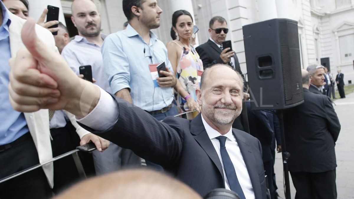 Omar Perotti llegó a la Legislatura minutos después de las 18:30 Omar Perotti llegó a la Legislatura minutos después de las 18:30
