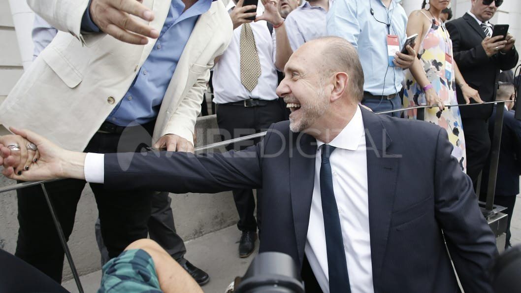Omar Perotti llegó a la Legislatura minutos después de las 18:30 Omar Perotti llegó a la Legislatura minutos después de las 18:30