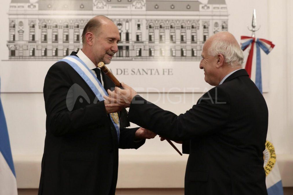 El ex gobernador Miguel Lifschitz entregó los atributos al Omar Perotti El ex gobernador Miguel Lifschitz entregó los atributos al Omar Perotti