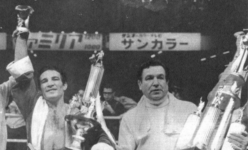 Nicolino y su maestro, don Francisco Paco Bermúdez, titular del Julio Mocoroa Boxing Club de Mendoza, uno de los inolvidables entrenadores de la historia del boxeo nacional.