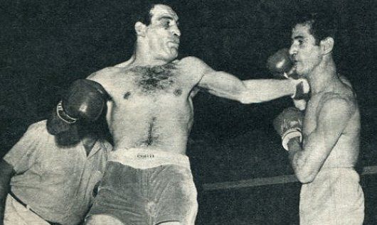 En la primera de las cinco defensas exitosas que realizó de su corona, el 3 de mayo de 1969 le GPP 15 al venezolano Carlos Morocho Hernández en el Luna Park.