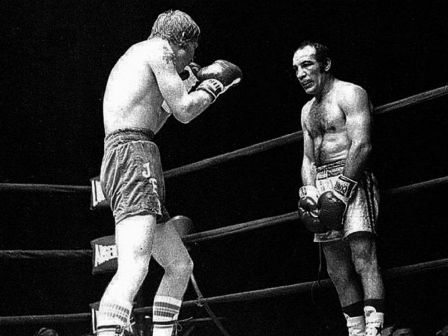 Con un talento defensivo inigualable, durante las peleas se reía con el público, les hacía guiños a los periodistas o a las damas en el ringside como si no hubiera un rival y, en una disciplina tan dura, Locche fue el duende que derrochaba alegría y diversión.