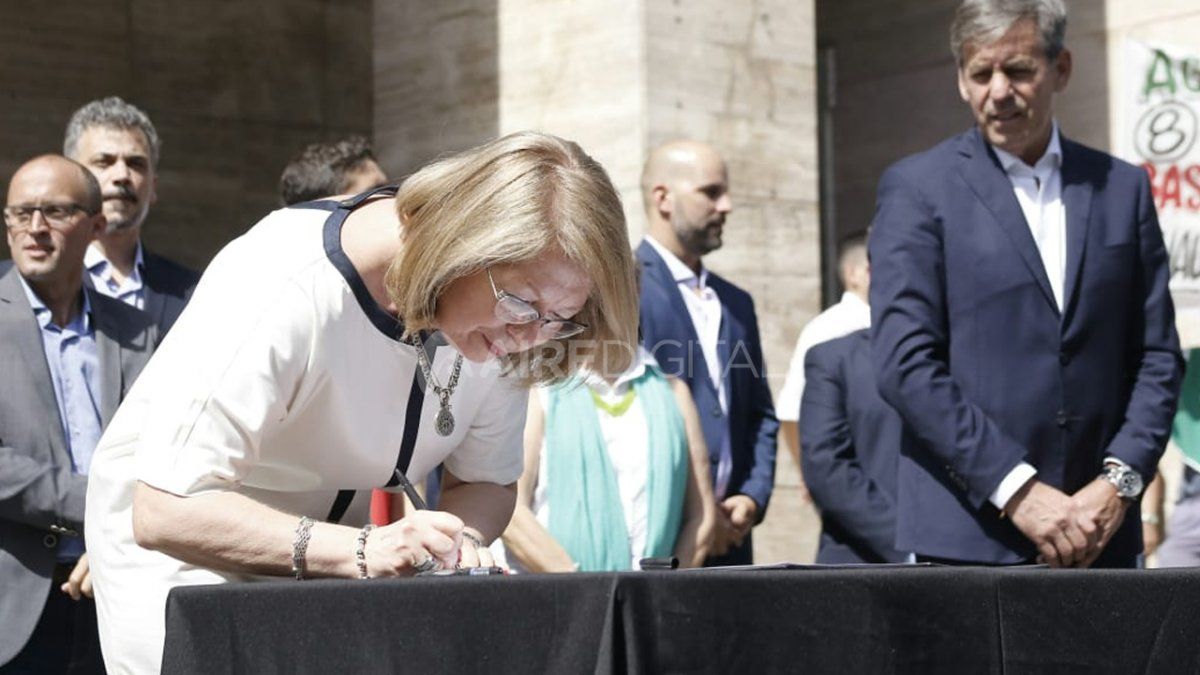 Así se vivió la asunción de Emilio Jatón como Intendente de Santa Fe Así se vivió la asunción de Emilio Jatón como Intendente de Santa Fe