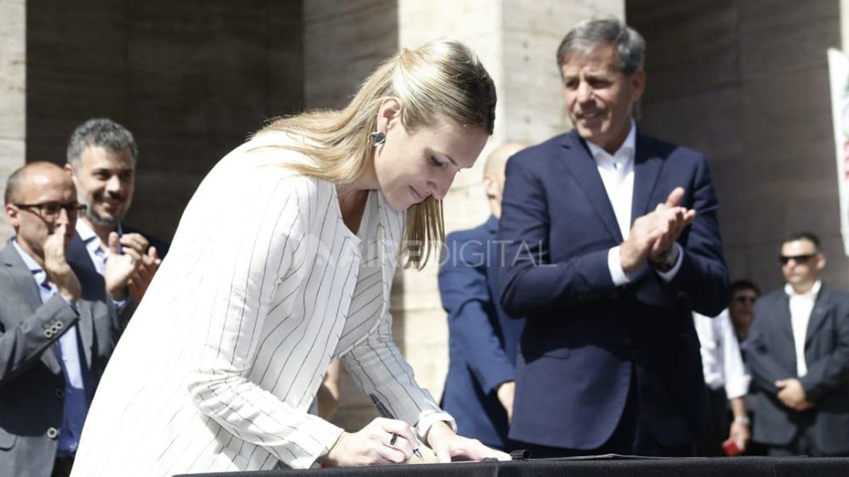 Así se vivió la asunción de Emilio Jatón como Intendente de Santa Fe Así se vivió la asunción de Emilio Jatón como Intendente de Santa Fe