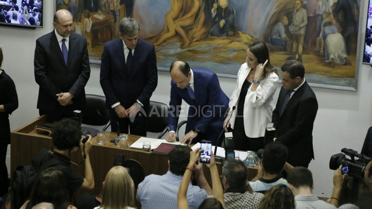 Así se vivió la asunción de Emilio Jatón como Intendente de Santa Fe Así se vivió la asunción de Emilio Jatón como Intendente de Santa Fe