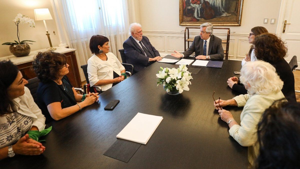 El presidente Alberto Fernández junto al ministro de Salud, Ginés González García, la ministra de Mujeres, Géneros y Diversidad, Elizabeth Gómez Alcorta y la directora del Programa Nacional de Salud Sexual y Procreación Responsable, Mariana Acosta, entre otras.