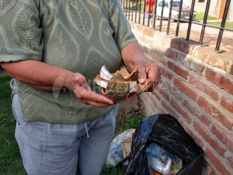 Otra de las macetas que la mujer usó para amedrentar al ladrón.