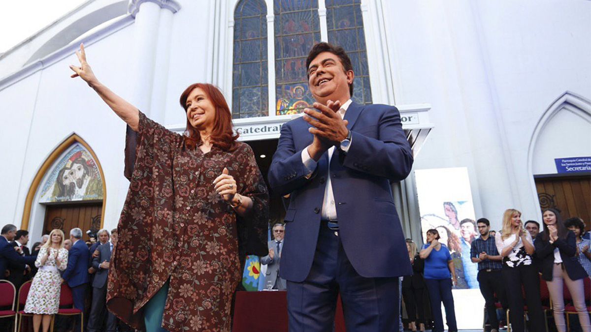 La vicepresidenta Cristina Kirchner junto al intendente de La Matanza, Fernando Espinoza, antes del acto de asunción.