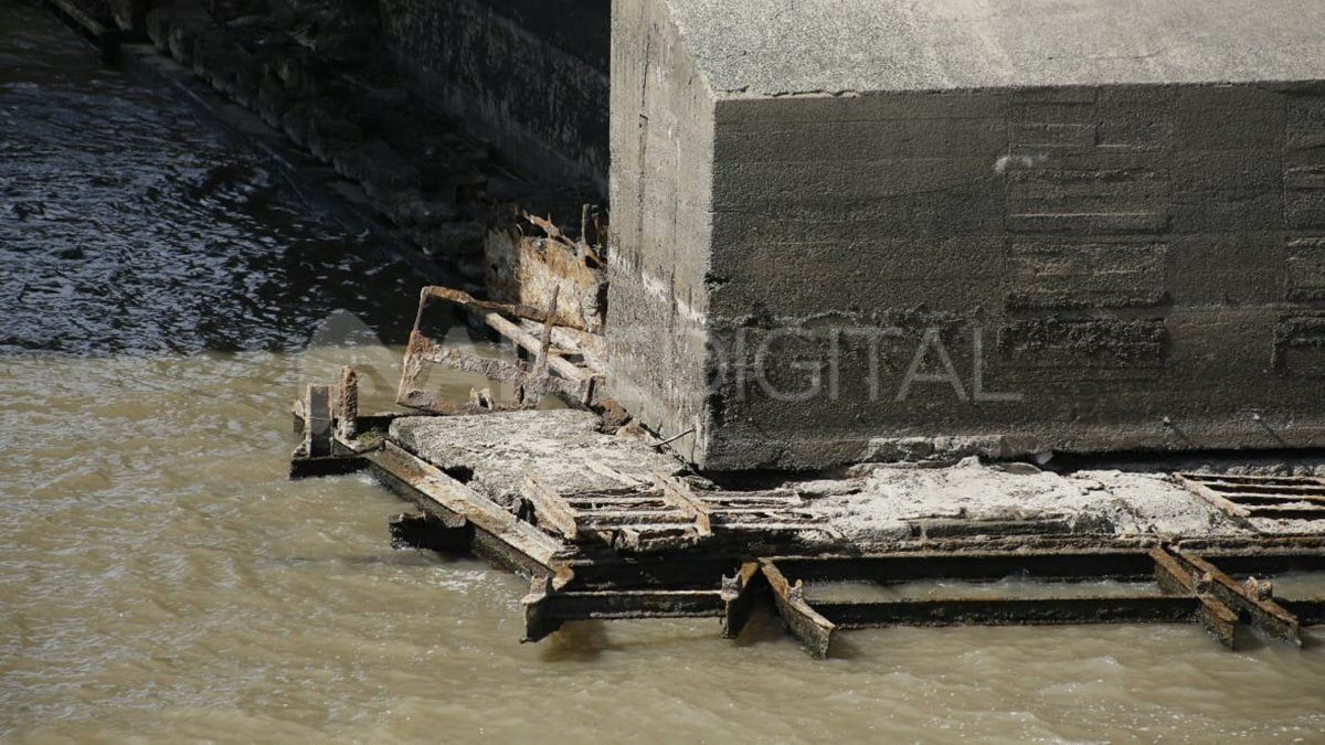 El hormigón desapareció de la armadura de hierro de la protección contra el impacto contra embarcaciones.