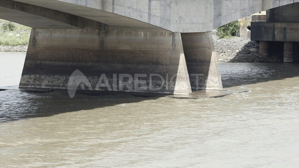 El otro pilar, el que está más cerca de Regatas, el efecto de la erosión en un puente que tiene casi 50 años parece menos grave.