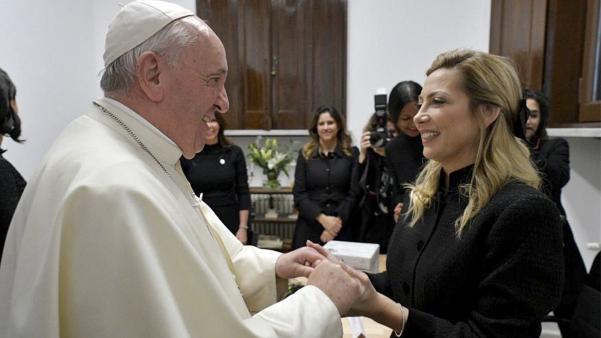 El Papa Francisco recibe a Fabiola Yáñez, durante un encuentro organizado por Scholas Occurrentes.