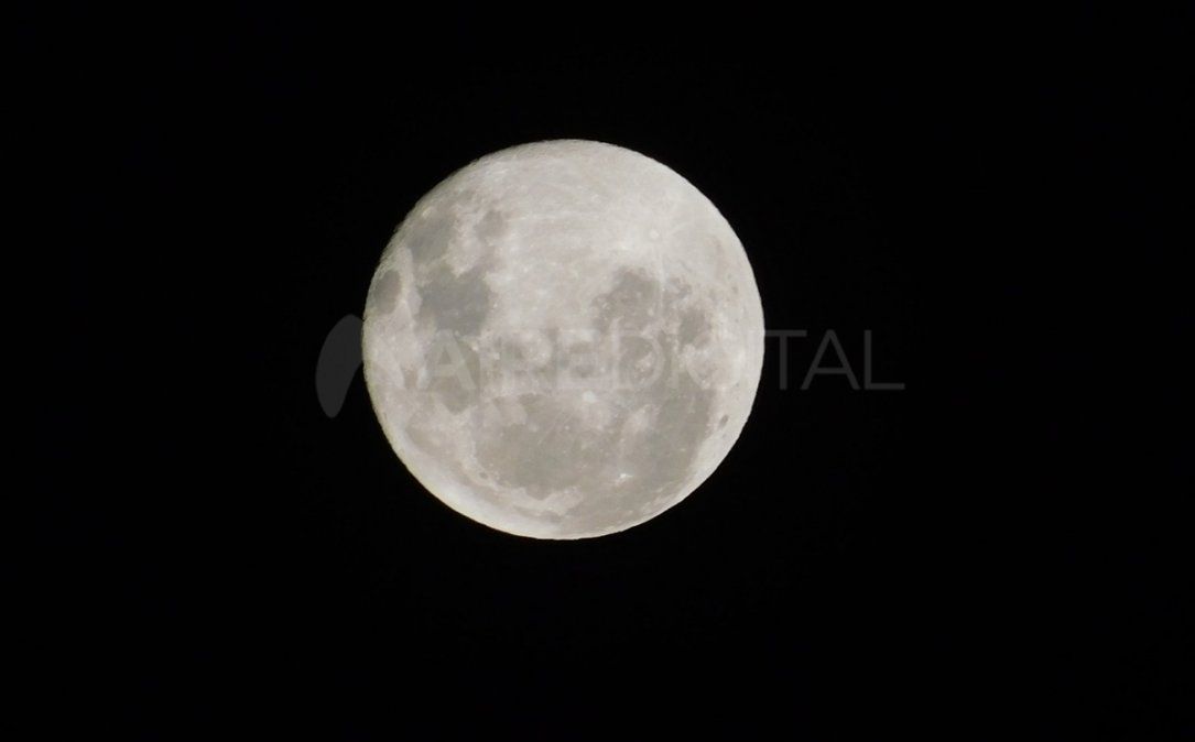 Así se vio la última Luna llena del 2019 en la ciudad de Santa Fe, este jueves 12/12/2019.