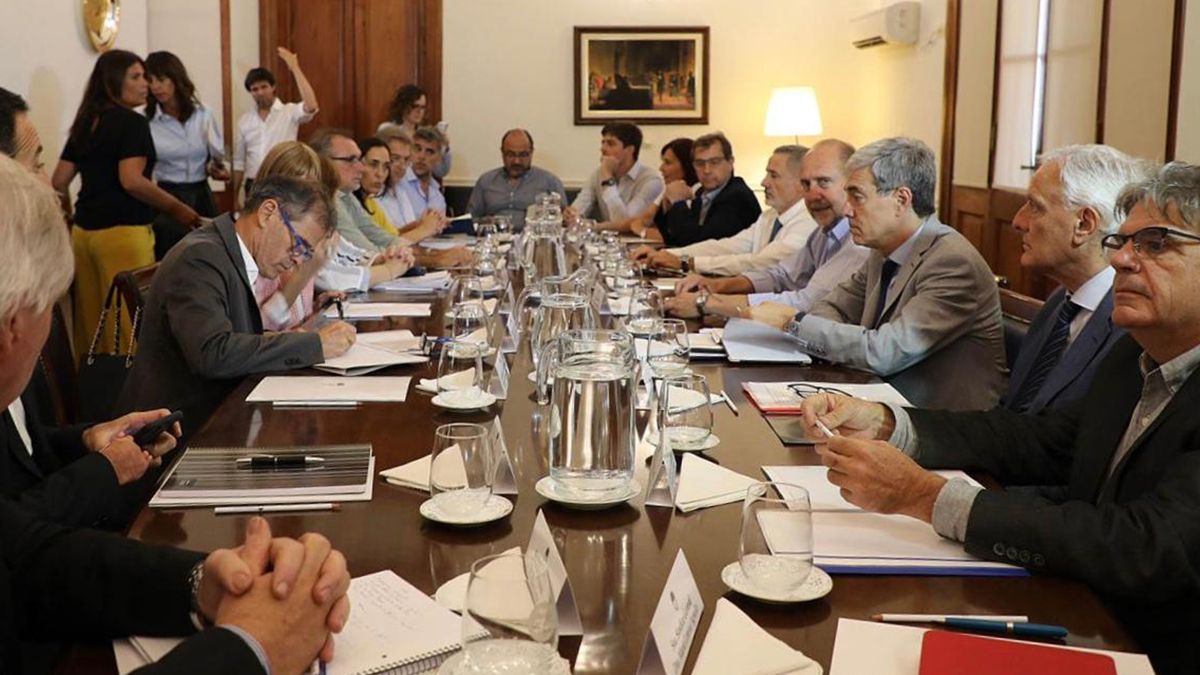 La reunión entre el gobernador y los ministros duró cerca de cinco horas.