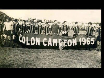 Foto del plantel que consiguió el ascenso a Primera División, en el último partido ante Nueva Chicago en Santa Fe. Foto: Youtube Agrupación "Futuro" Sabalero.