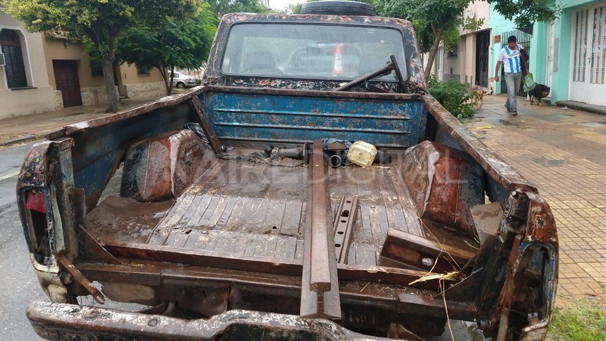 Camioneta secuestrada con parte de los rieles