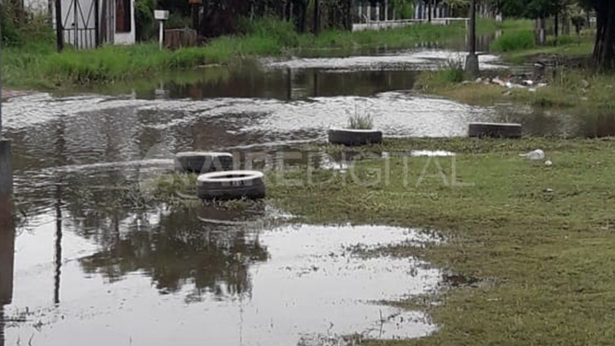 El Callejón Aguirre también está con mucha agua acumulada.