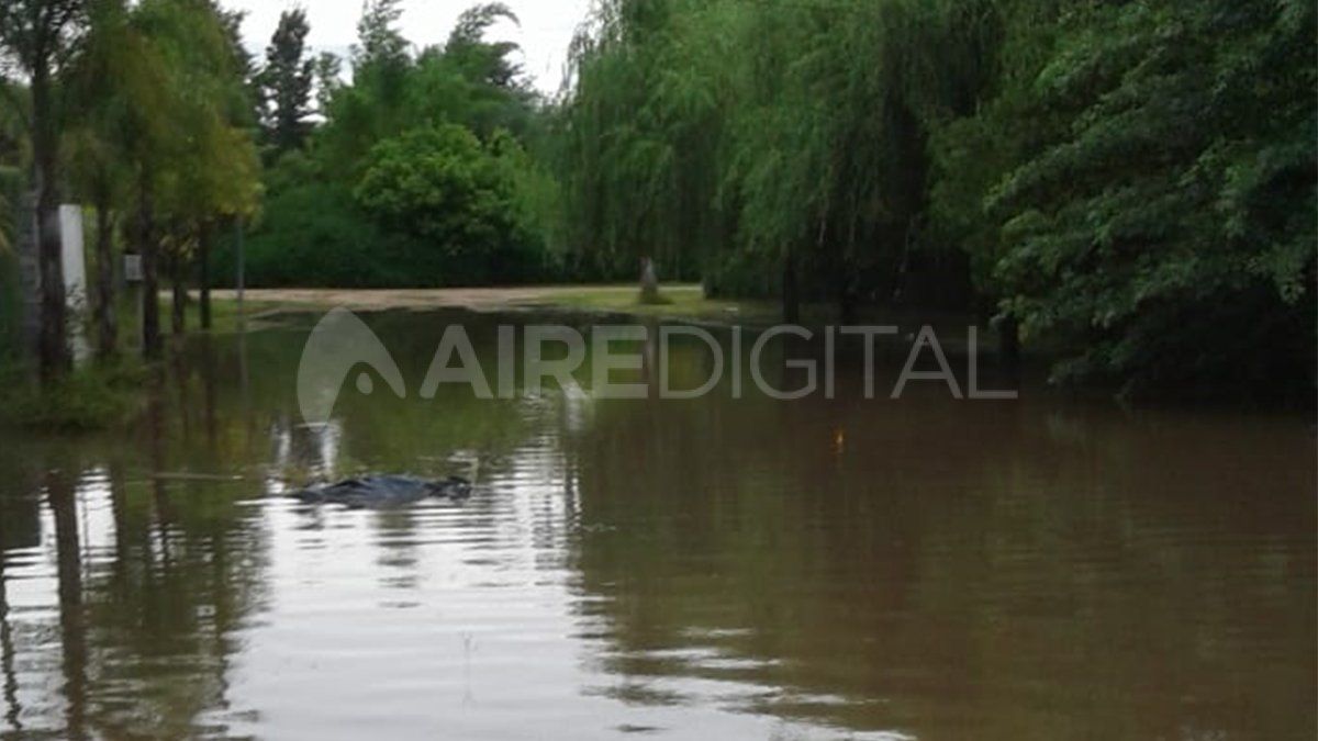 La calle Padre Mazarí al 5400 en la ciudad de Rincón quedó tapada por el agua. Esta a la altura del kilómetro 10 de la ruta provincial 1.
