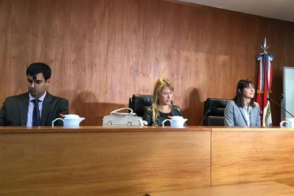 Griselda Strólogo (centro), Álvaro Campos (izquierda) y Mariel Minetti (derecha), los jueces de Primera Instancia que absolvieron a todos los acusados por la desaparición y el crimen de Paula Perassi.