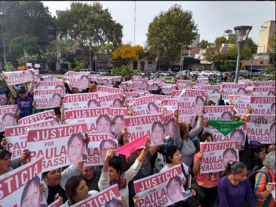 La familia de Paula Perassi estuvo acompañada en cada instancia judicial por decenas de organizaciones sociales que respaldaron el pedido de justicia.