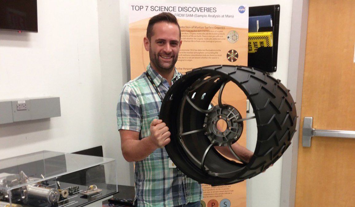 Paganini con una de las ruedas del robot Curiosity.