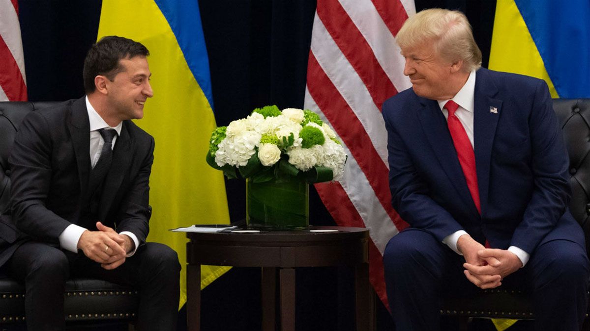 El presidente de Ucrania, Volodimir Zelenski, junto a Donald Trump, luego de la llamada que generó el "impeachment".