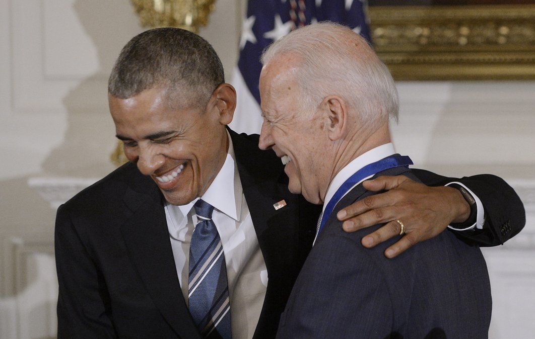 Barack Obama y Joe Biden, mantuvieron una fraternal relación política muy inusual en la Casa Blanca, durante la presidencia del afroamericano y la vicepresidencia del ahora candidato demócrata.