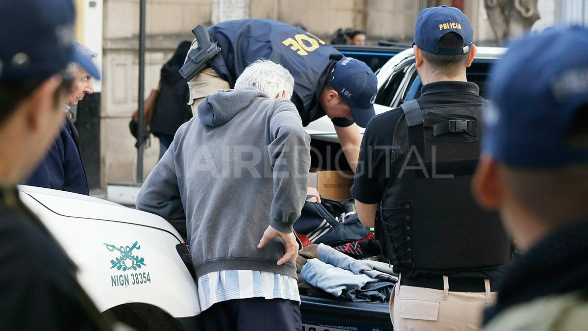 El momento en que personal de la TOE encontró el bolso que tenía restos de anfetaminas.