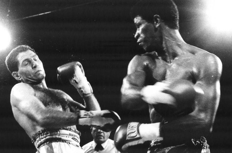 Látigo fue protagonista, absolutamente involuntario, de uno de los mayores escándalos en la historia del boxeo cuando, el 17 de diciembre de 1993, en San Miguel de Tucumán, estuvo nocaut de pie ante el colombiano Eder González, a quien le robaron –literalmente– una legítima victoria.
