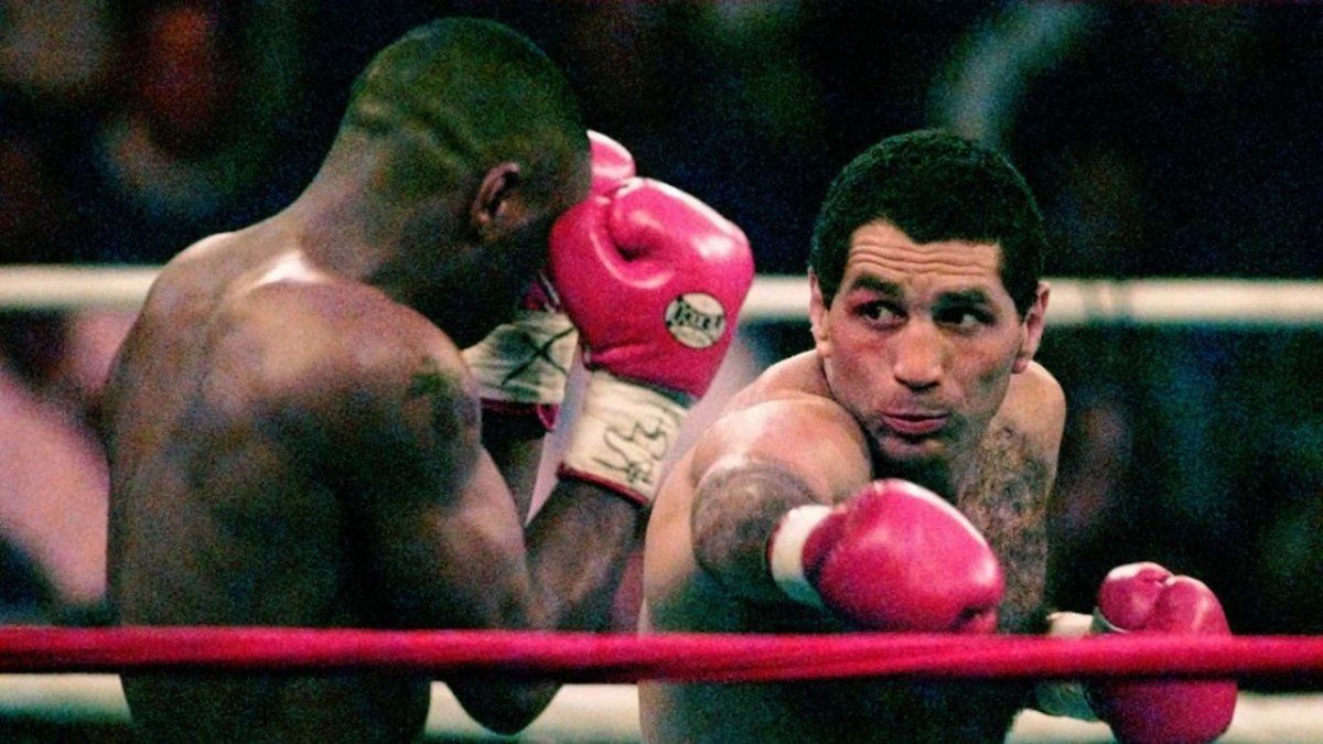 Entre 1994 y 1996, Látigo sostuvo una trilogía con el estadounidense Frankie Randall, con saldo 2-1 para el moreno. Con su segunda derrota ante el oriundo de Birmingham, Alabama, el santafesino resignó definitivamente su corona welter junior AMB.