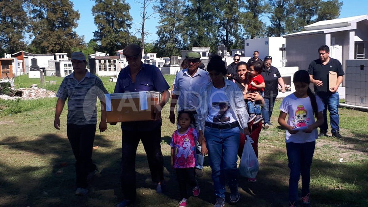 La familia de Rosalía traslada los restos de la joven en una pequeña urna para darle sepultura en el cementerio comunal de Fortín Olmos