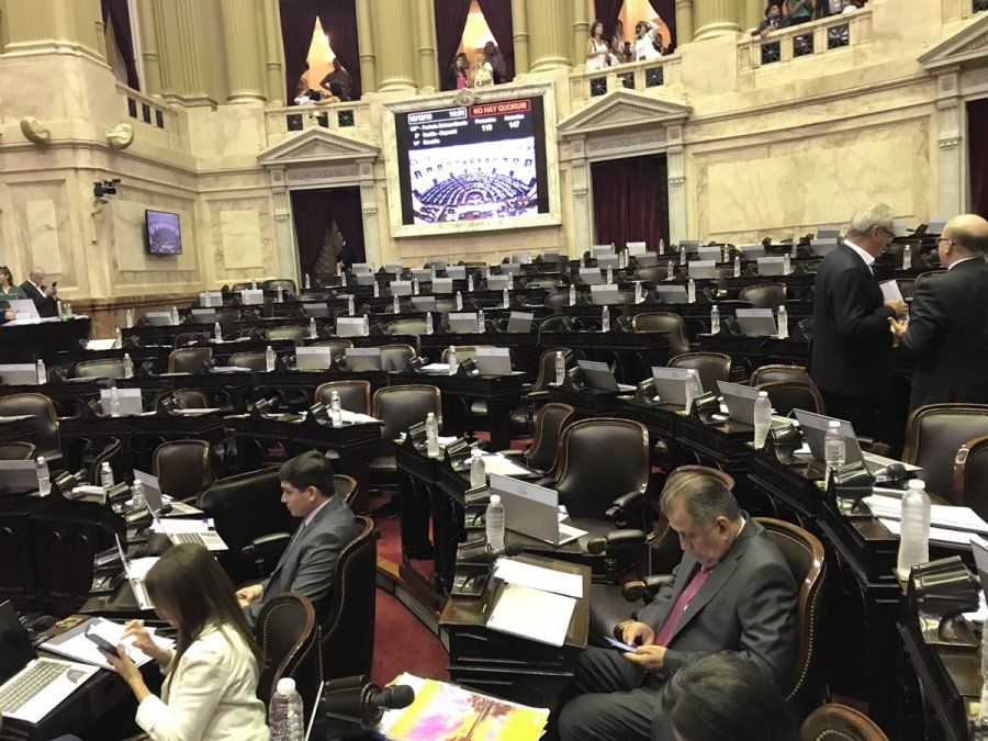 A pesar de haberse retirado todos los diputados de Juntos por el Cambio, el oficialismo consiguió quórum para iniciar la sesión.