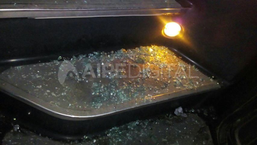 El agresor destrozó la puerta de ingreso a la unidad.