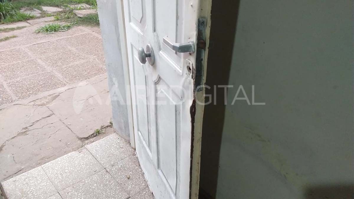 Doblaron la puerta de ingreso a la vivienda y entraron