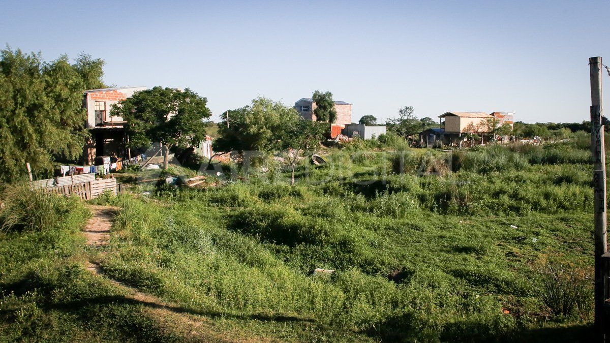 La defensa que une la puerta de la Casa de los Talleres a la calle principal del barrio.