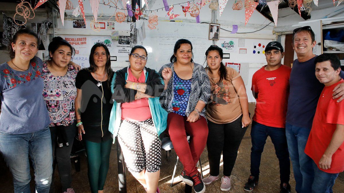 De izquierda a derecha en la foto posan Silvana y Daniel (docente), Romina, Andrea, Rocío, Noelia, Florencia, Samuel (alumnos) y Darío (graduado del Bachillerato y portero)