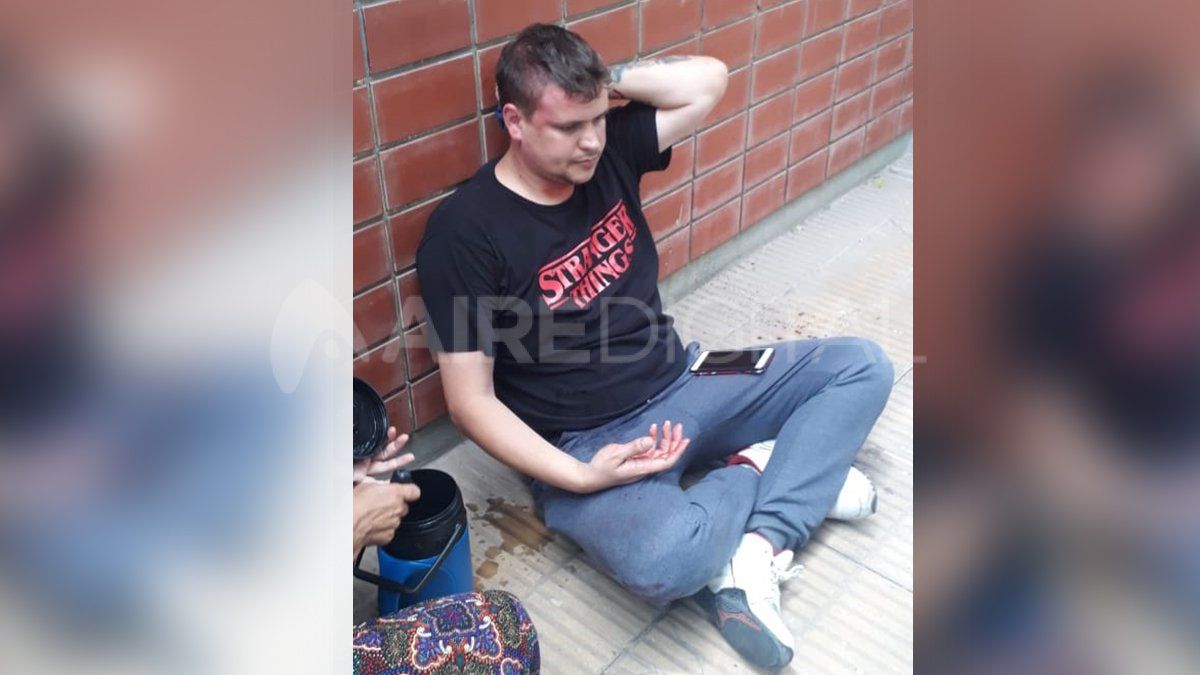Tras ser golpeado, el editor de Reconquista.com.ar debió ser asistido de inmediato.